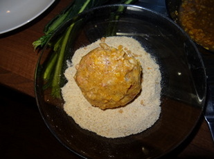 Kotlet mielony nadziewany serem. Obiad stworzony z konserwy mięsnej kiełbasa chłopska z łopatki.